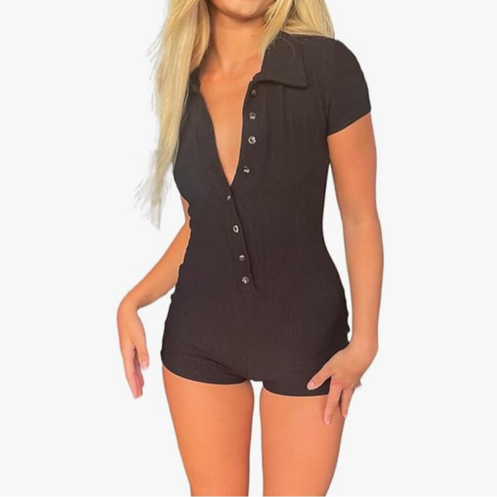 Short jumpsuit body on v-neck button down
